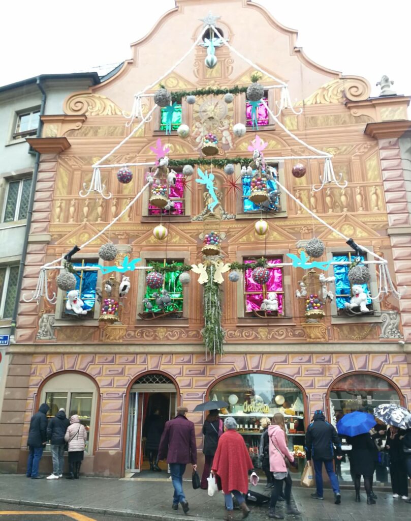 Maison du pâtissier chez Christian à l'angle de la rue de l'Outre et place des étudiants dans le Carré d'Or