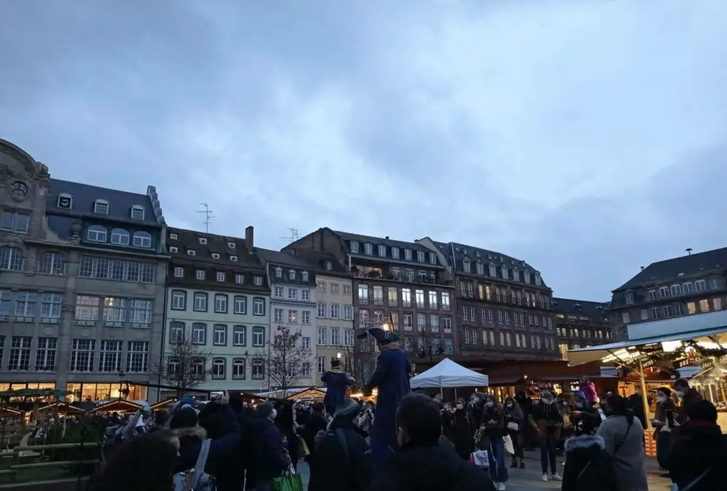 Marché de Noel de Strasbourg "le Chriskindelsmarik" et les allumeurs de feux, place Kléber