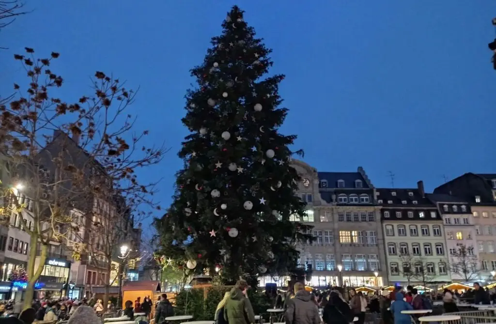 Marché de Noel de Strasbourg "le Chriskindelsmarik" et son beau et grand sapin sur sa place Kléber et ces festivités