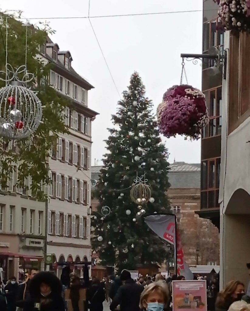 Marché de Noel de Strasbourg "le Chriskindelsmarik" et son beau et grand sapin et ces décorations des rues dans la Capitale Européenne