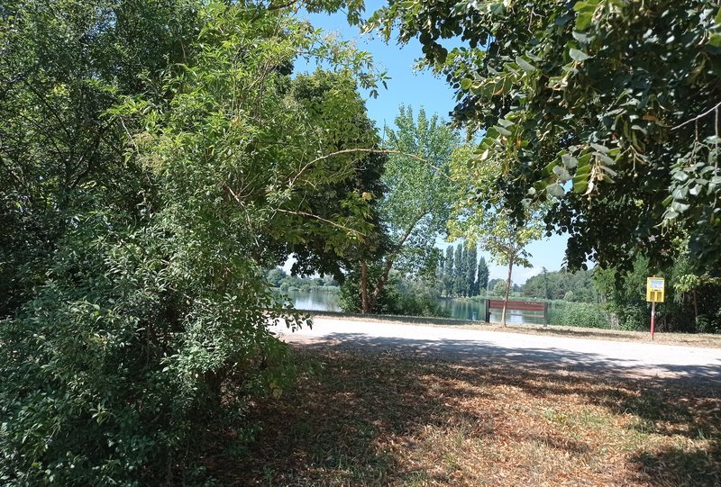 Promenade sur l'entrée du plan d'eau
