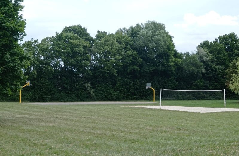 Activités plein air avec son terrain de basket et volley